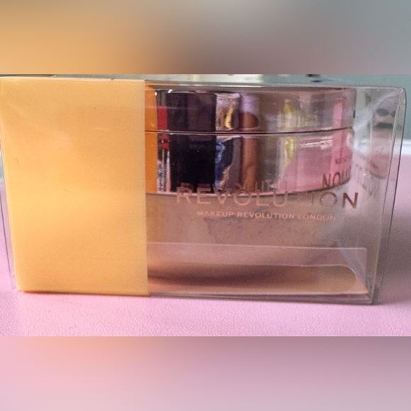 ✨ Revolution Conceal & Fix Loose Setting Powder – Deep Honey – 0.45 oz / 13g ✨ - Picture 3 of 5